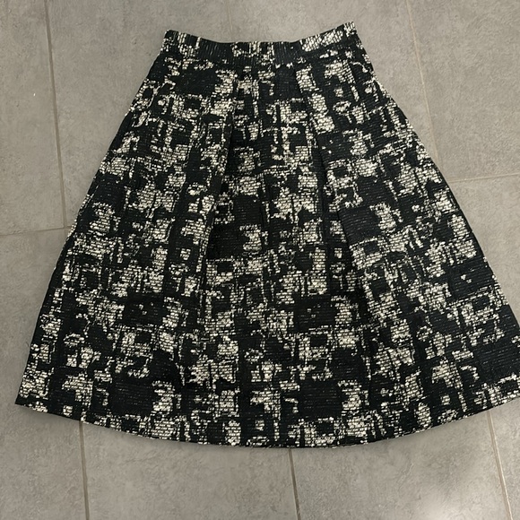 Zara extra small cotton & polyester dirndl skirt with pockets. Black and white - Picture 2 of 3